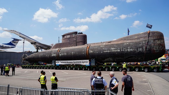 Das Marine-U-Boot U17 fährt bei der Ankunft auf das Gelände des Technikmuseums Sinsheim. © dpa-Bildfunk Foto: Uwe Anspach