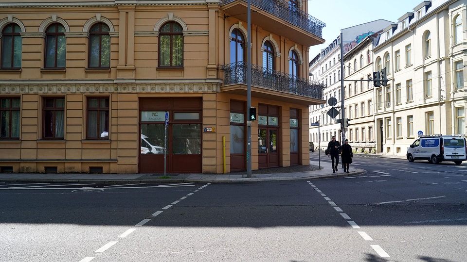 Auto rast in Nagelstudio: Chefin in Leipzig öffnet wieder und kämpft mit Bürokratie