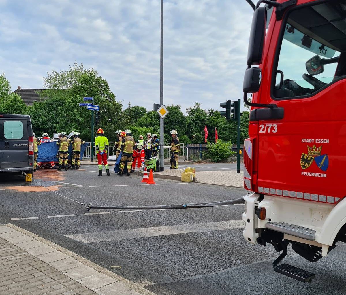 Unfall in Essen: Mann in Auto eingeklemmt