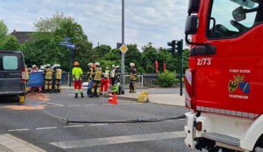 Unfall in Essen: Mann in Auto eingeklemmt