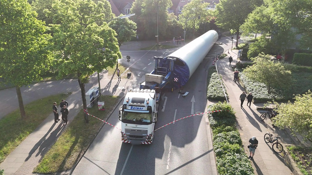 Schwertransporter in Elmshorn verunglückt: Bergung hat begonnen | NDR.de - Nachrichten