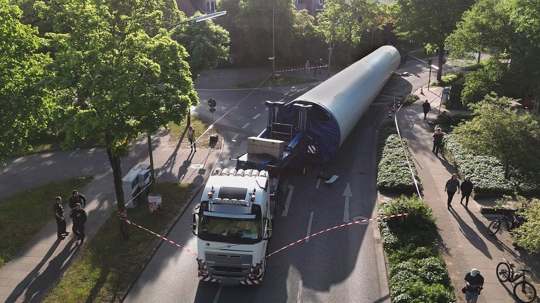 Unfall mit Schwertransporter in Elmshorn: Windrad-Teil unterwegs nach Nordende | NDR.de - Nachrichten