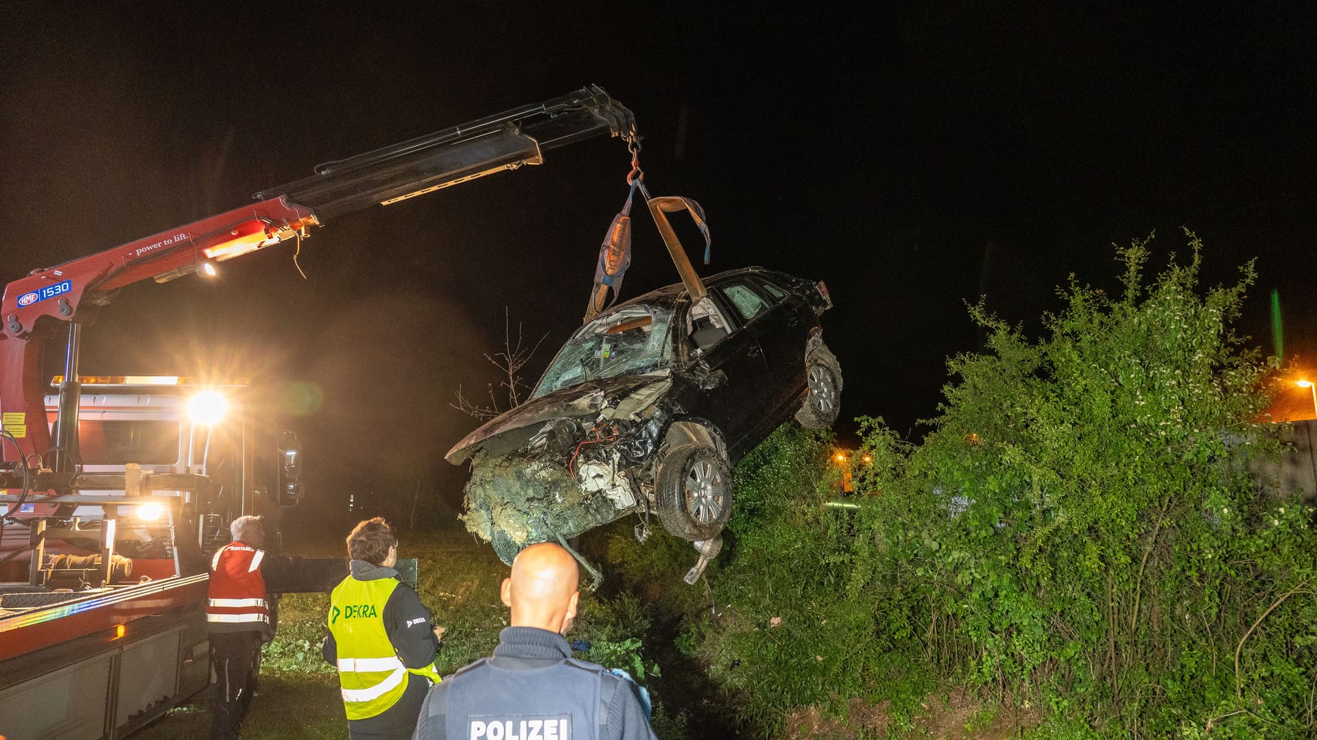 Unfallfahrzeug wird mit einem Kran geborgen: Für den 38-jährigen Fahrer kam jede Hilfe zu spät.