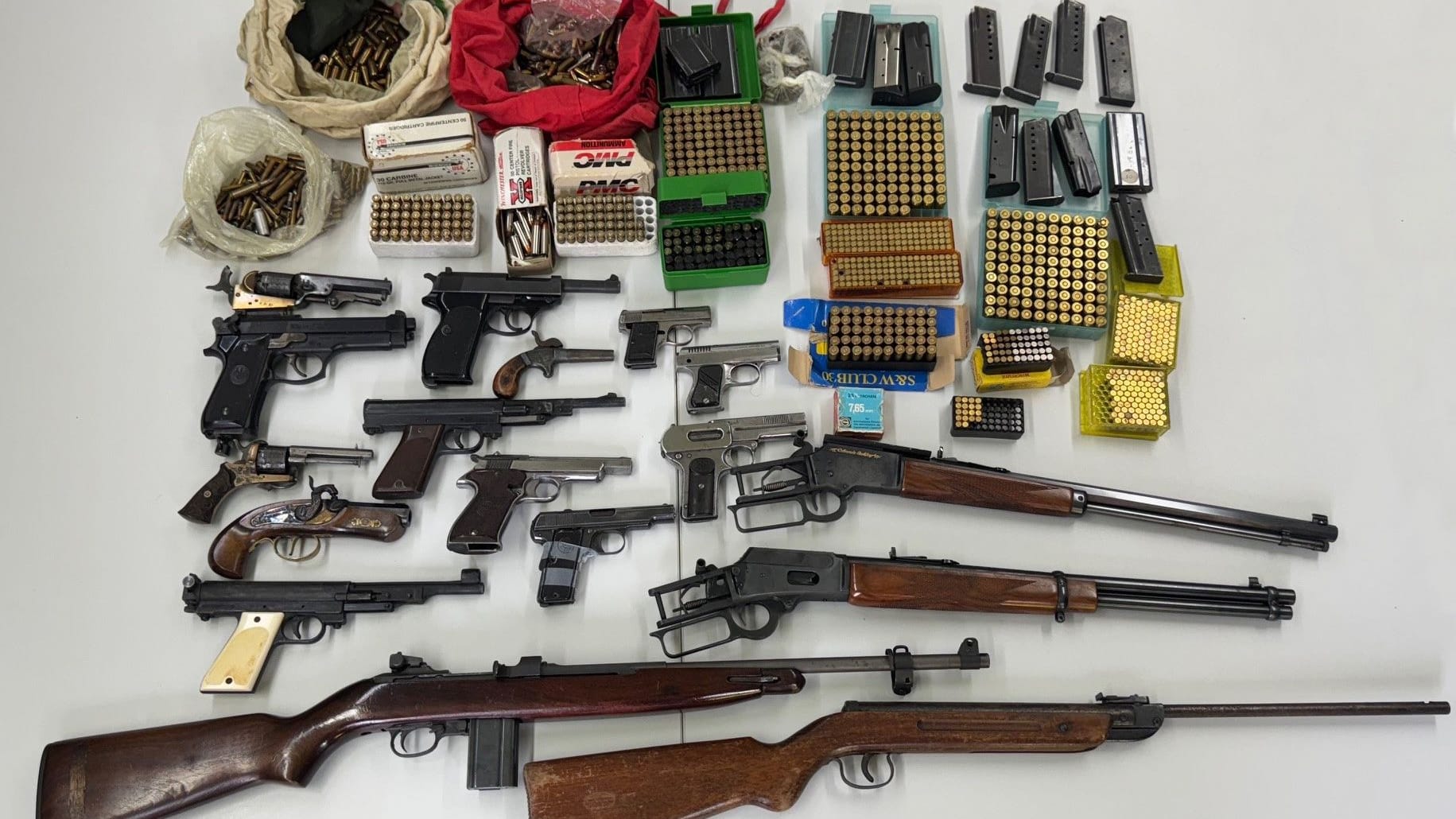 Ein ganzes Arsenal: Unter anderem in Essen entdeckte die Polizei zahlreiche Waffen.