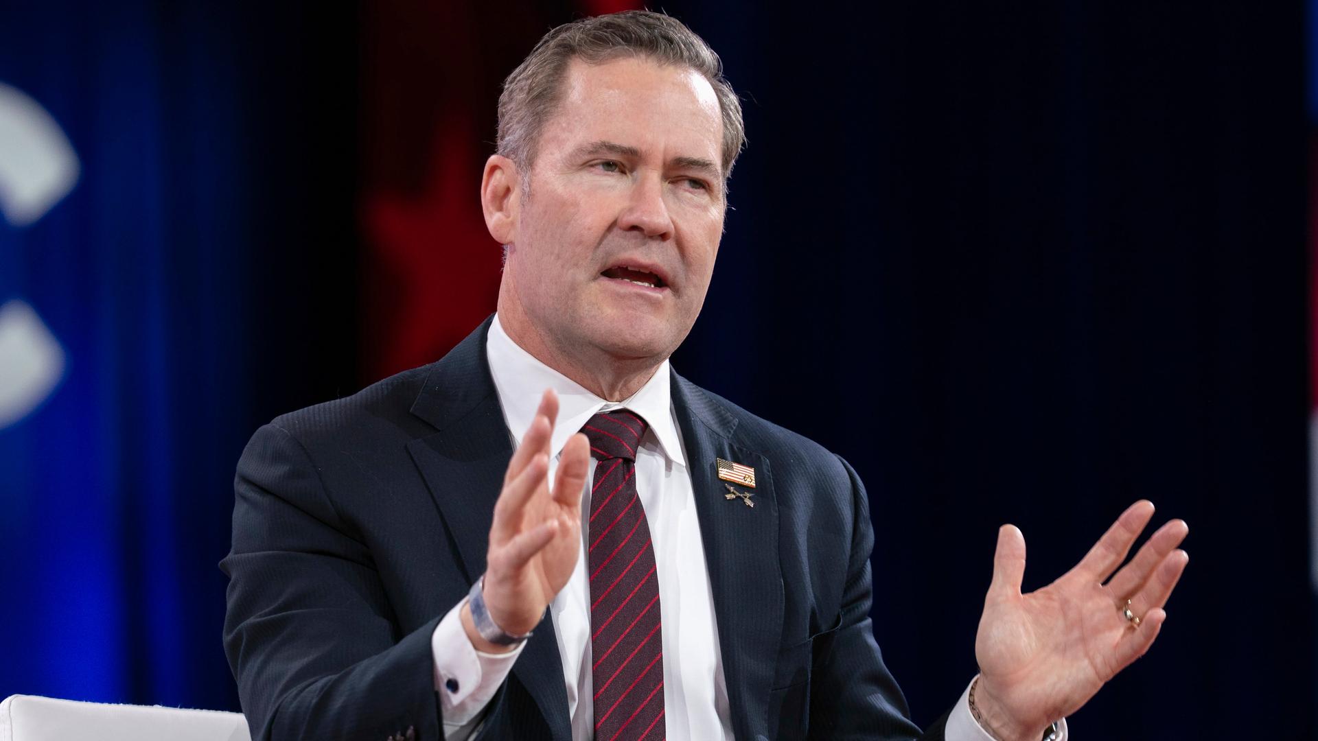 Der US-Botschafter bei den Vereinten Nationen, Mike Waltz, redet und hat dabei beide Arme ausgebreitet, um seine Worte zu unterstreichen. 