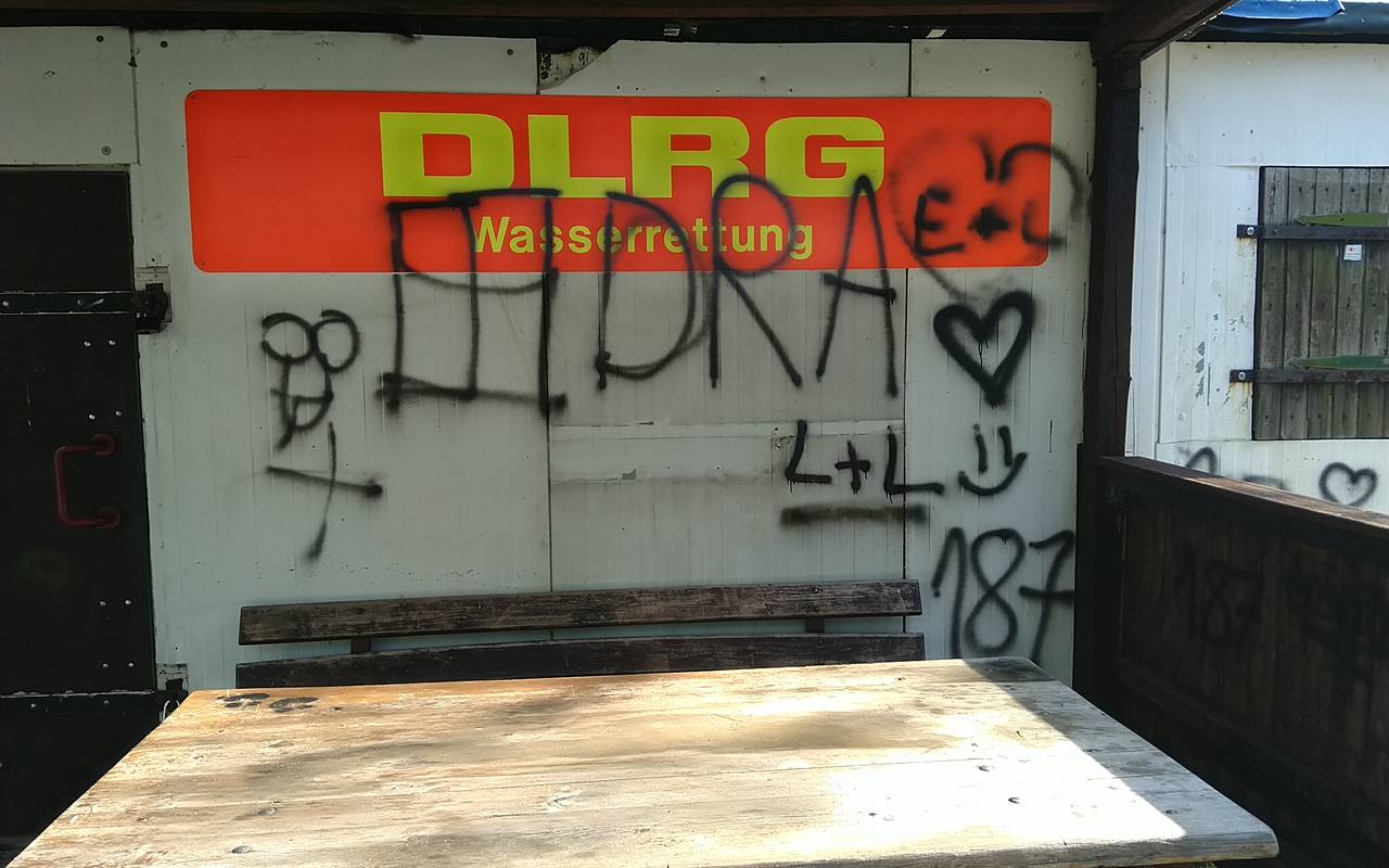 Am Toeppersee Duisburg-Rheinhausen ist die DLRG wieder Opfer von Vandalen geworden.