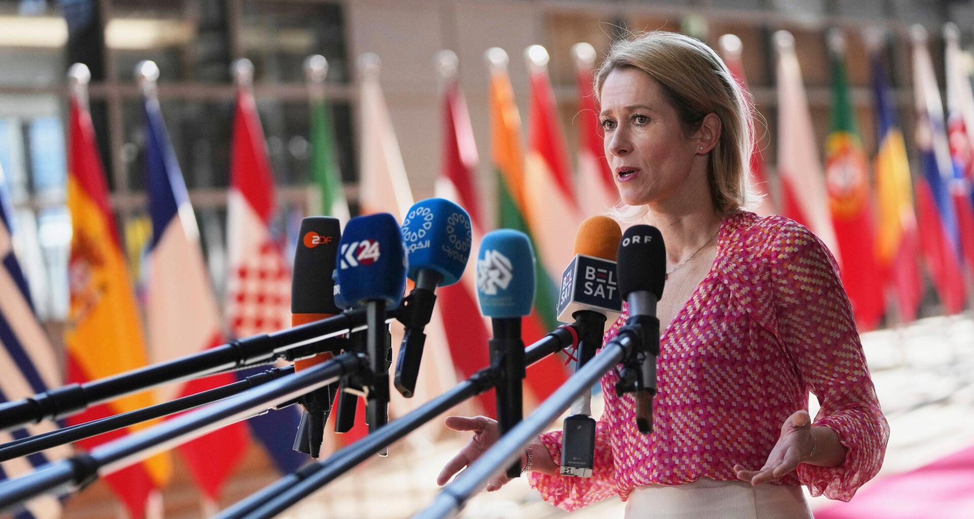 Die Chefin der Außenpolitik der Europäischen Union, Kaja Kallas, spricht zu Medienvertretern vor einem Treffen der EU-Verteidigungsminister im Gebäude des Europäischen Rates in Brüssel.