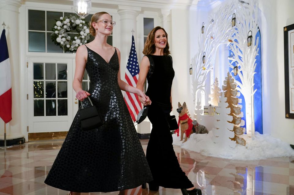 Violet Affleck und Jennifer Garner im Dezember 2022 beim Staatsbesuch von Macron im weißen Haus.