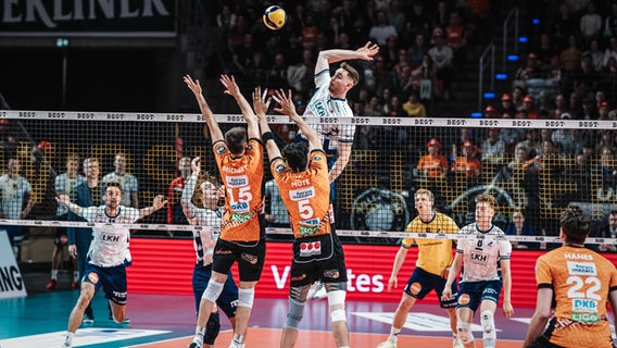 Simon Torwie ( 1 SVG Lüneburg) gegen den Block von Moritz Reichert ( 15 BERLIN RECYCLING Volleys) © imago images 