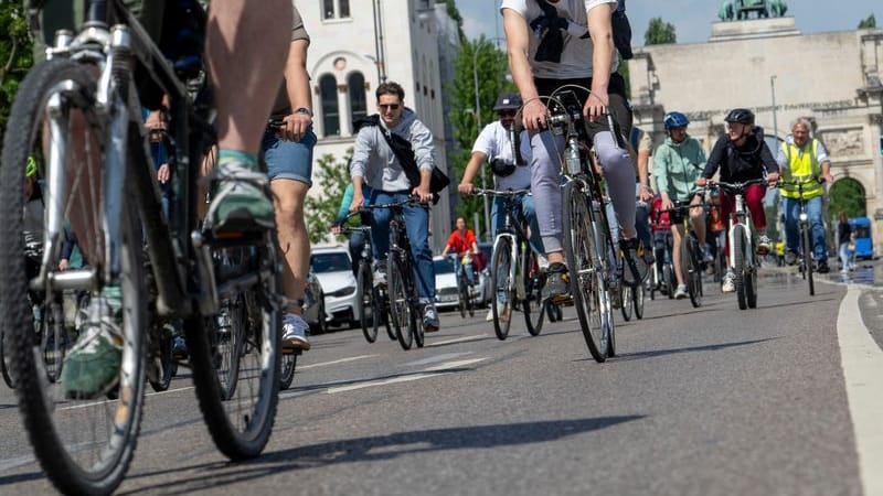 Vor dem Siegestor fahren Radler über die Leopoldstraße: Mehrere tausend Menschen nahmen unter dem Motto "Einfach aufsteigen, sicher ankommen – Radinfrastruktur in Autobahn-Qualität!" an der ADFC-Radlsternfahrt teil.