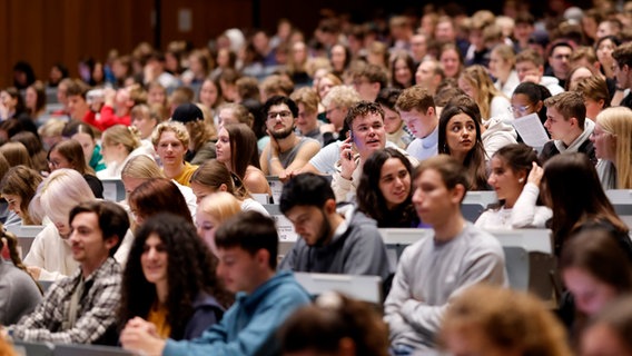 Studierende sitzen in einem Hörsaal. © picture alliance / Panama Pictures | Christoph Hardt Foto: Christoph Hardt