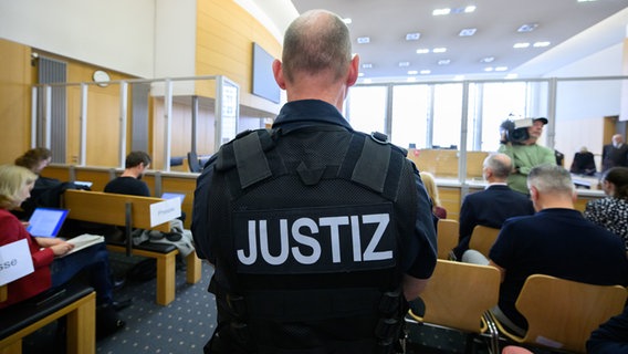 Ein Justizbeamter steht im Gerichtssaal im Landgericht Braunschweig. Im VW-Dieselskandal sind Urteile gefallen. © Julian Stratenschulte/dpa Foto: Julian Stratenschulte/dpa