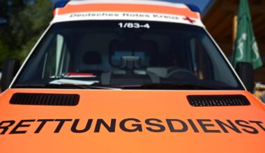Mit Familie besetztes Auto prallt gegen geparktes Fahrzeug