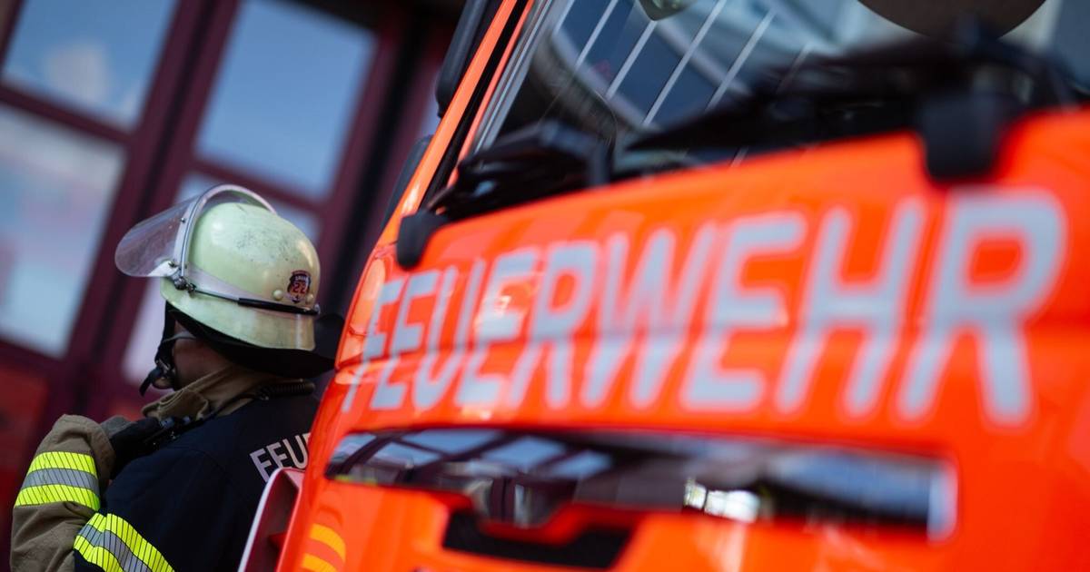 Brand im Lager – Düsseldorfer Feuerwehr löscht viereinhalb Stunden lang