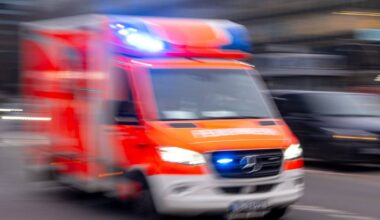 Duisburg: Auto kracht in Oberleitungsmast