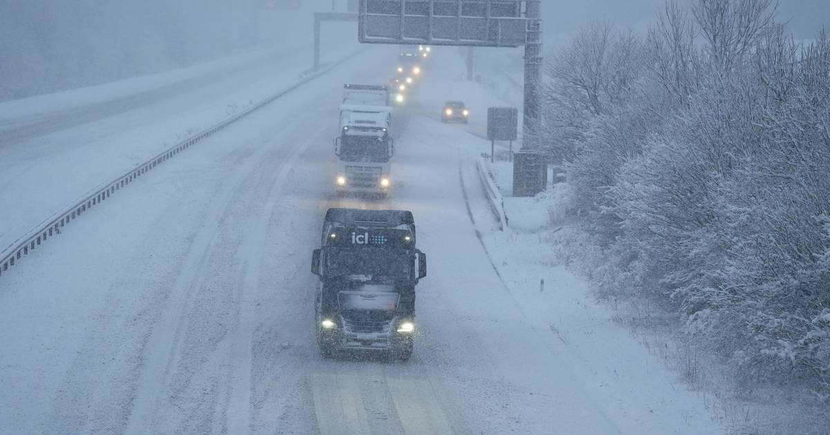 Wintereinbruch in Großbritannien: Schneechaos und gestrichene Flüge