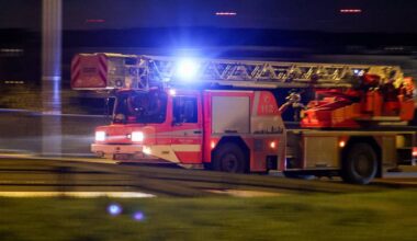 Ein Toter nach Brand in Mehrfamilienhaus