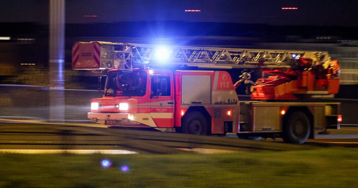 Ein Toter nach Brand in Mehrfamilienhaus