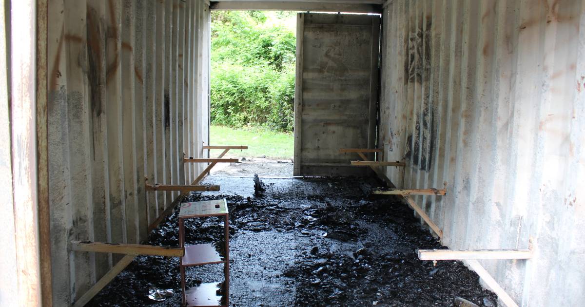 Seecontainer am Tippweg in der Nacht ausgebrannt