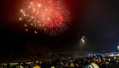 Spektakuläres Feuerwerk lässt Himmel erstrahlen