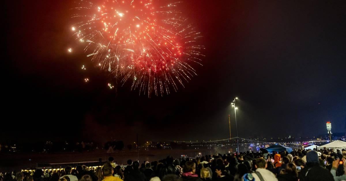 Spektakuläres Feuerwerk lässt Himmel erstrahlen