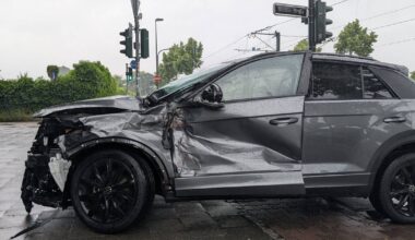 Autofahrerin fährt in eine Straßenbahn
