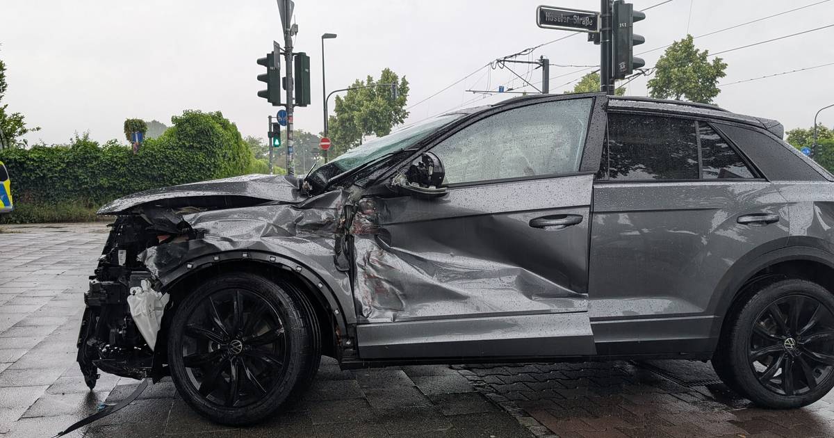 Autofahrerin fährt in eine Straßenbahn