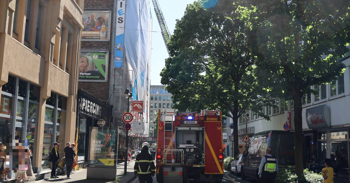 Feuer auf einem Dach an der Neumarktstraße: Feuerwehr Wuppertal rückt aus