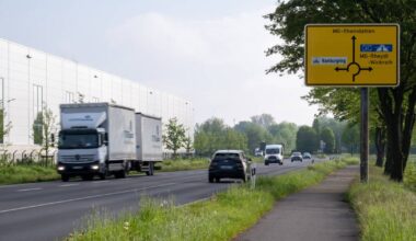 Auto überschlägt sich in Rheindahlen