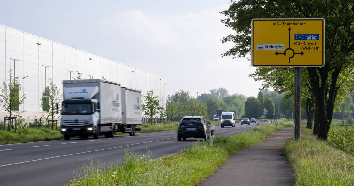 Auto überschlägt sich in Rheindahlen