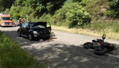 Verkehrsunfall mit zwei Motorradfahrern und einem Autofahrer in Wuppertal