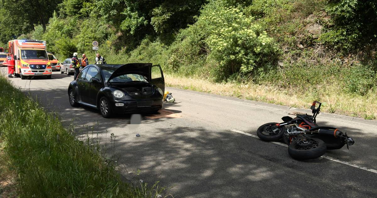 Verkehrsunfall mit zwei Motorradfahrern und einem Autofahrer in Wuppertal