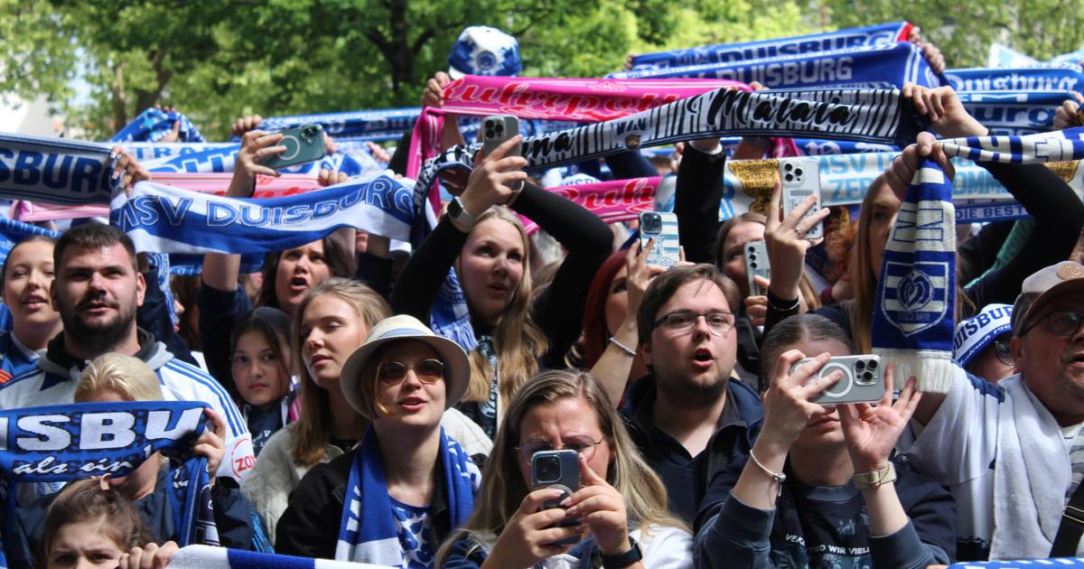 MSV Duisburg mit Spruchband gegen den Rivalen