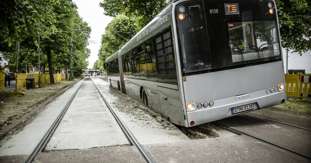 Rheinbahn-Bus in Düsseldorf fährt sich im frisch gegossenen Beton fest