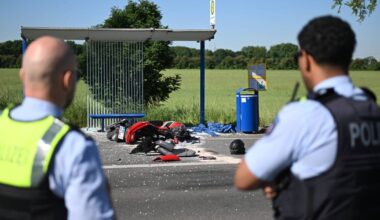 Rollerfahrer aus Rheinberg fährt in Bushaltestelle