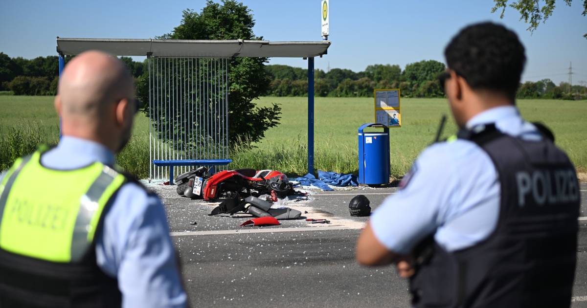 Rollerfahrer aus Rheinberg fährt in Bushaltestelle