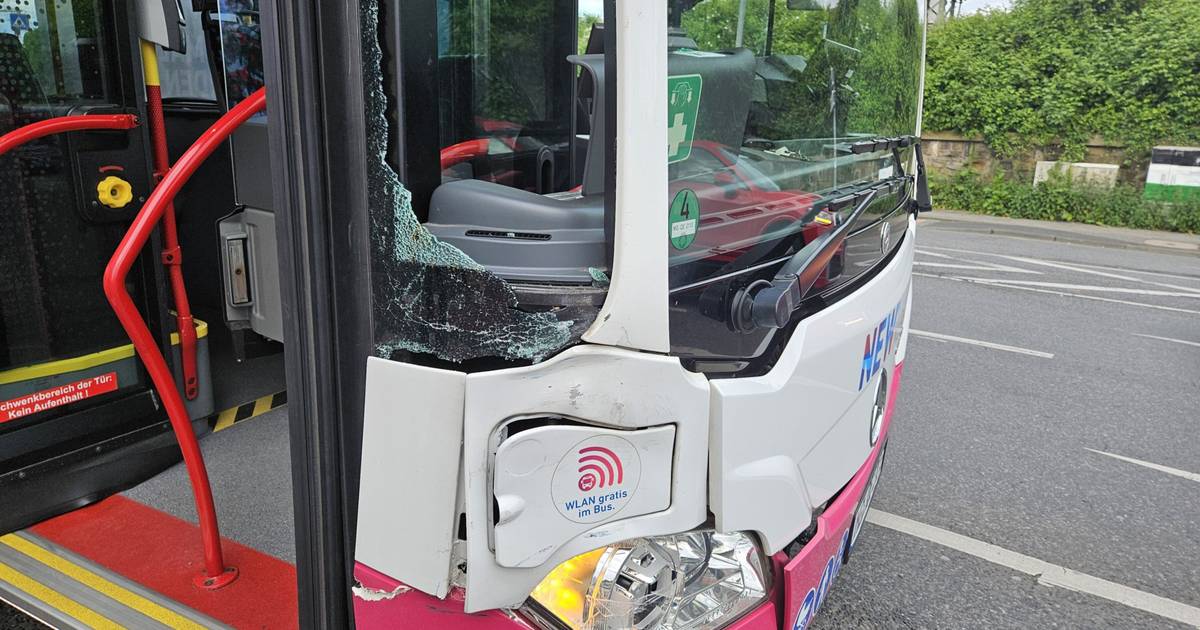 Bus-Unfall am Bismarckplatz in Mönchengladbach