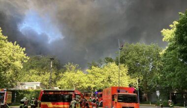 Dicke Rauchwolke durch Brand PV-Anlage Schule Rankestraße