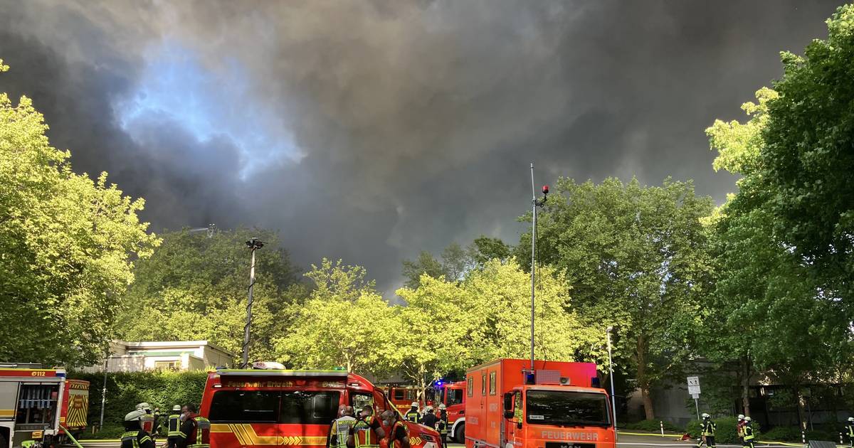 Dicke Rauchwolke durch Brand PV-Anlage Schule Rankestraße