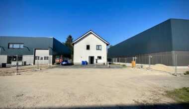 Familie lebt in Haus zwischen Lagerhallen