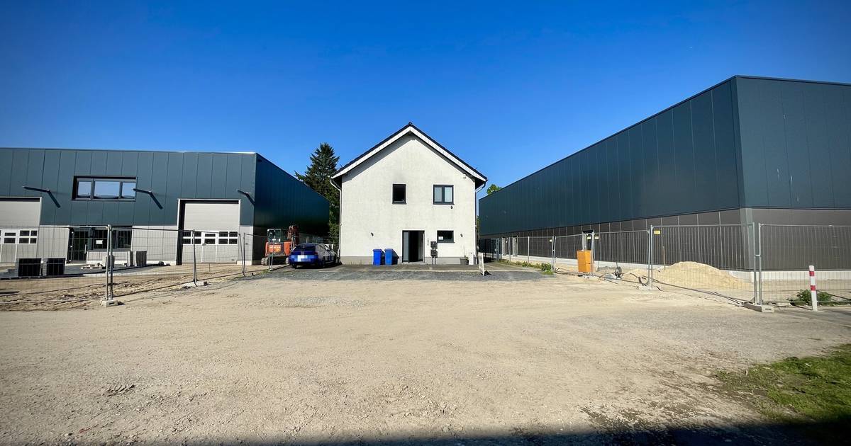 Familie lebt in Haus zwischen Lagerhallen