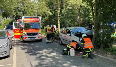 Autofahrer fährt gegen Baum und verletzt sich schwer: Verkehrsunfall in Wuppertal