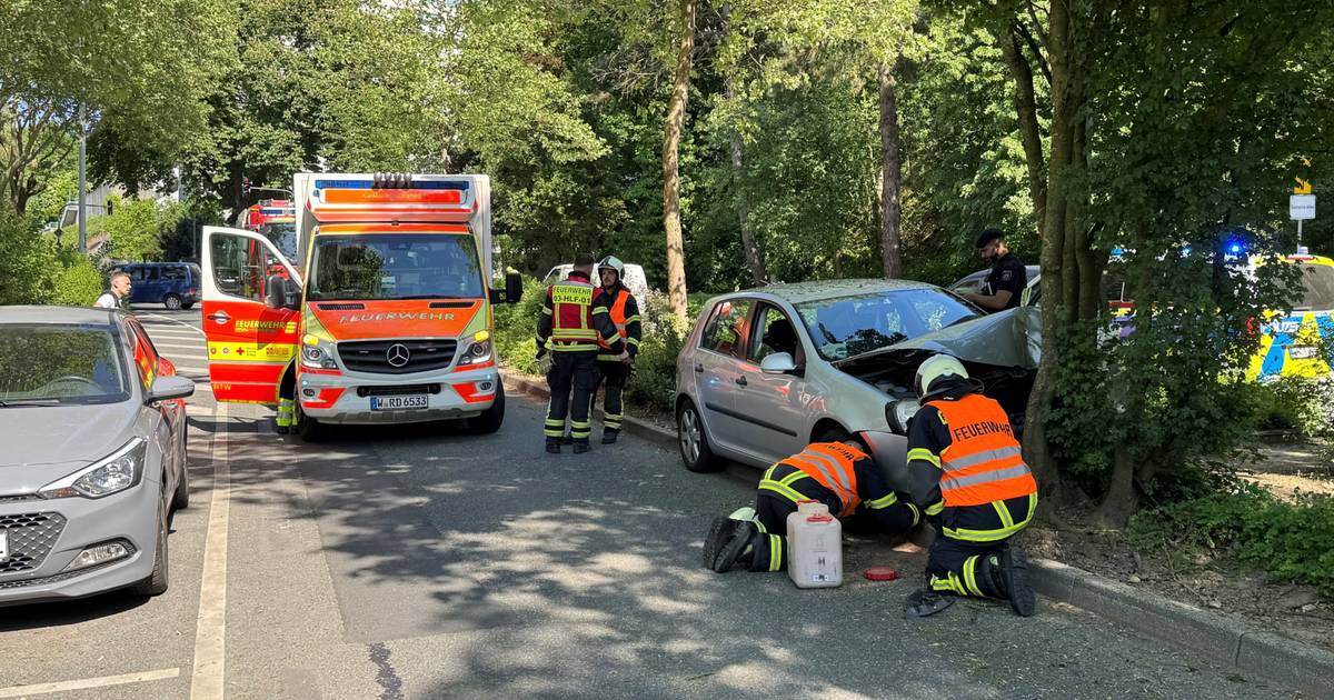 Autofahrer fährt gegen Baum und verletzt sich schwer: Verkehrsunfall in Wuppertal
