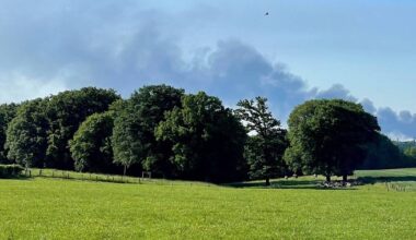 Großbrand in Erkrath – Rauchsäule auch in Solingen sichtbar
