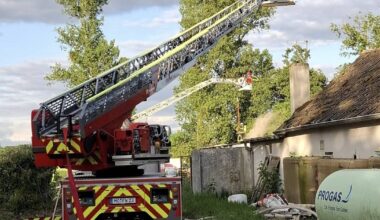 Dachstuhlbrand hält die Feuerwehr eine Nacht lang in Atem