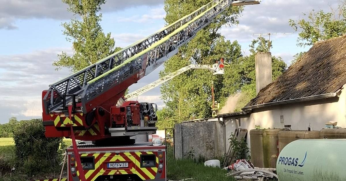 Dachstuhlbrand hält die Feuerwehr eine Nacht lang in Atem