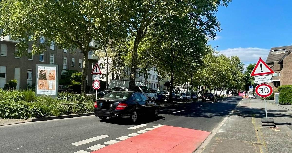 Hohenzollernstraße nach Abbau der Protected Bike Lane wieder vierspurig