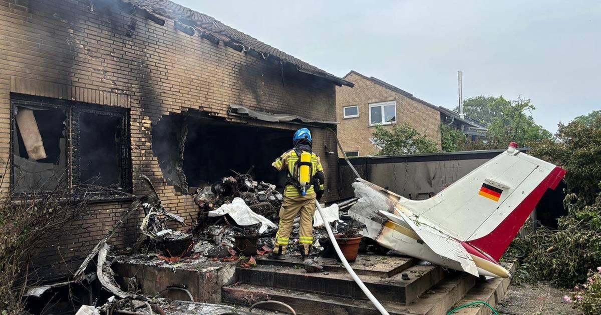 Maschine stürzt auf Wohnhaus: Zwei Menschen sterben bei Flugzeugabsturz in Kleinenbroich - RP Online