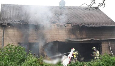 Großeinsatz der Feuerwehr: Sportflugzeug stürzt in Kleinenbroich auf Wohnhaus – zwei Tote - RP Online