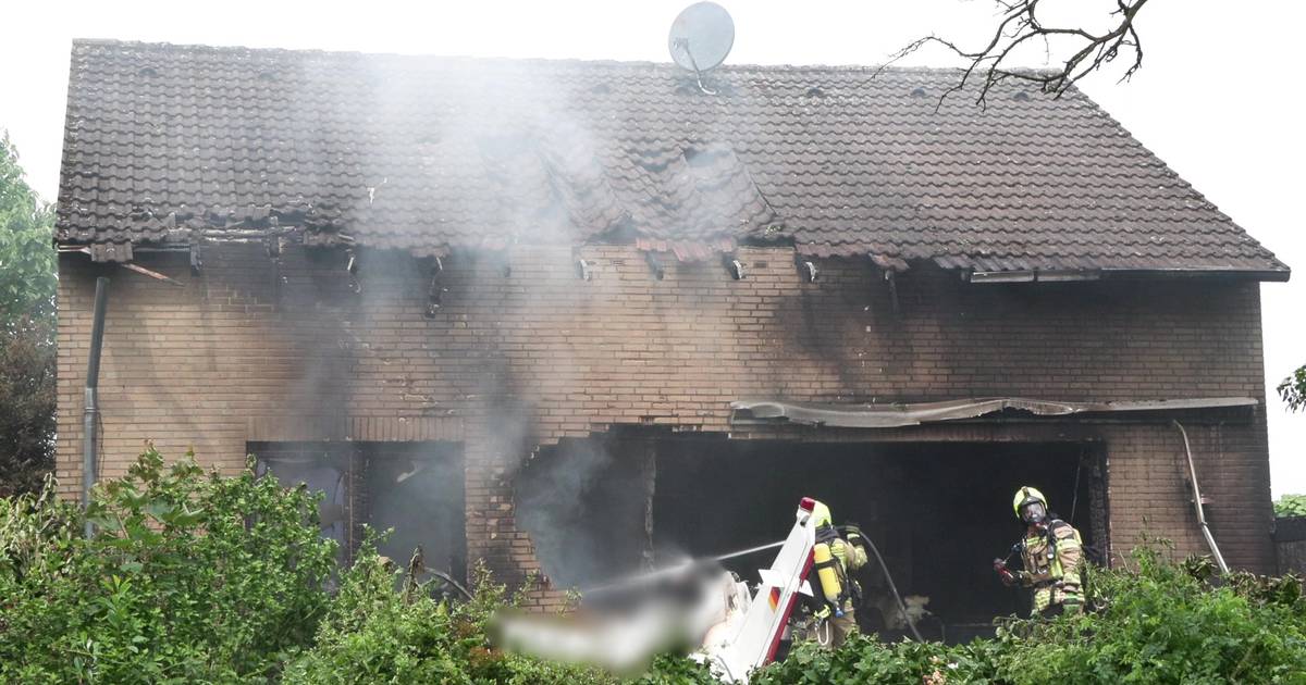 Großeinsatz der Feuerwehr: Sportflugzeug stürzt in Kleinenbroich auf Wohnhaus – zwei Tote - RP Online